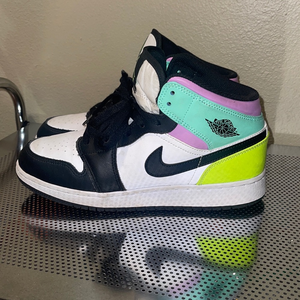 Nike Air Jordan 1 Mid GS Pastel Volt Green Glow Black 554725-175 Size 7Y